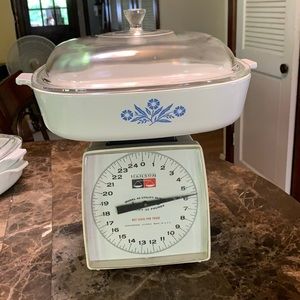 Corningware bakeware with Pyrex lid